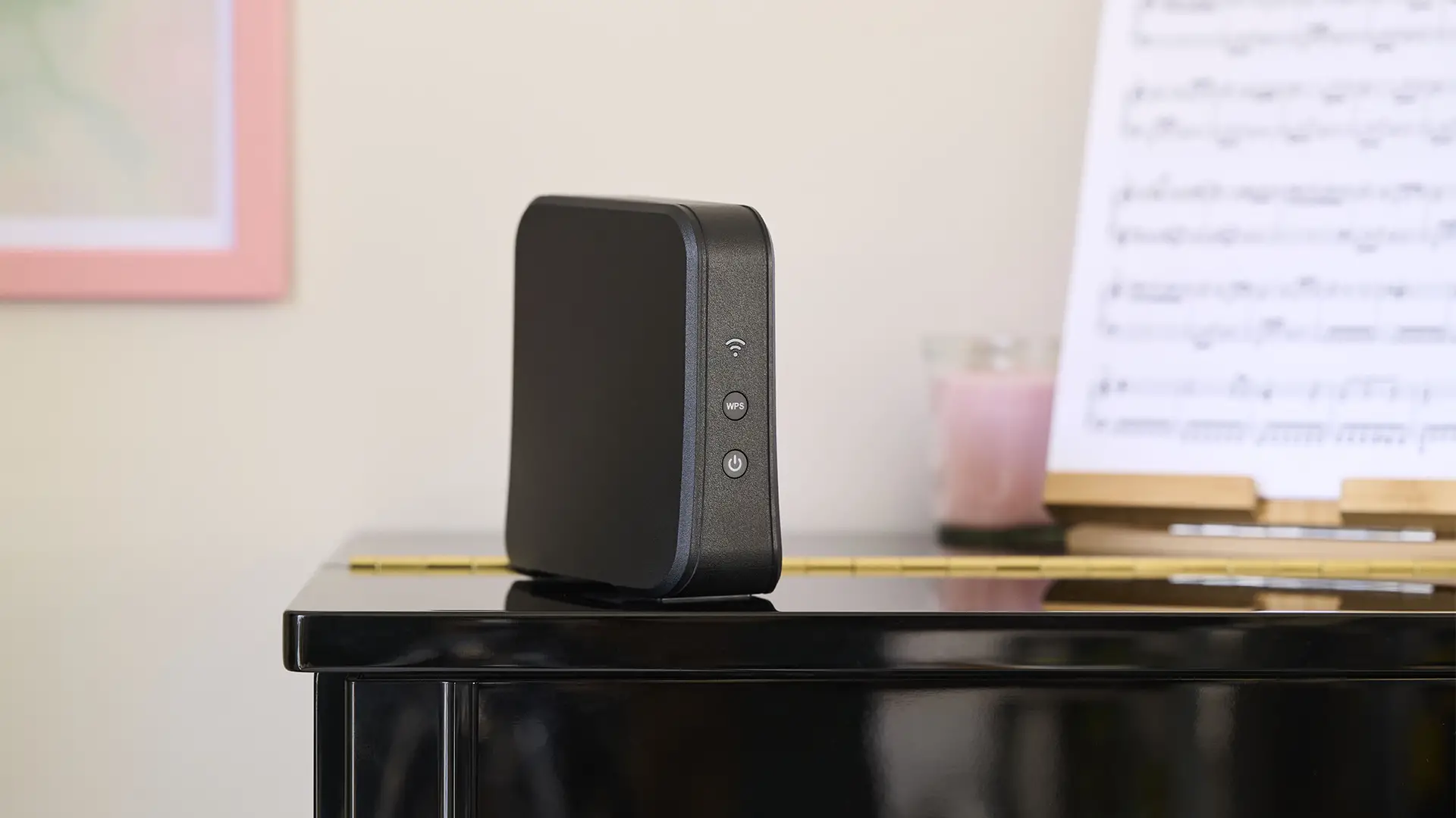 Répéteur Wi-Fi 7 fourni avec la Box 10+ de SFR, posé sur un meuble avec partitions en arrière-plan