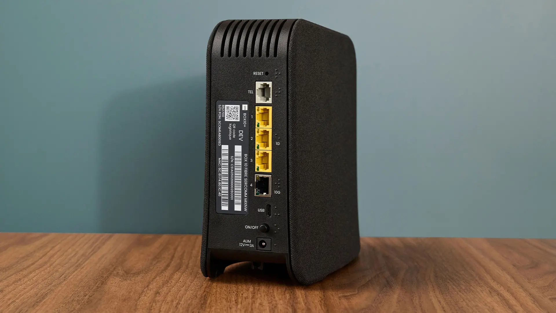 Vue arrière de la Box 10+ de SFR dans un environnement domestique, mettant en avant les ports de connexion