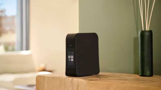 Vue latérale de la SFR Box 10+ dans un intérieur lumineux et moderne