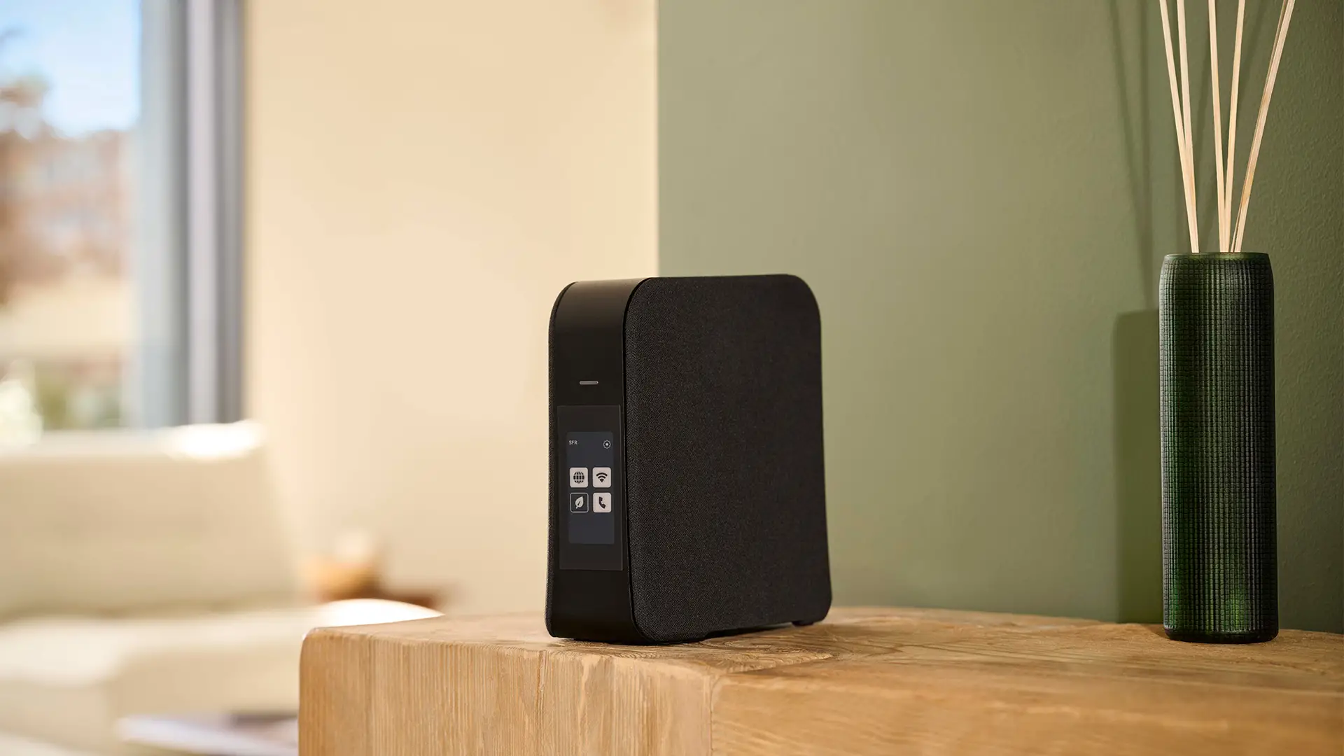 Vue latérale de la SFR Box 10+ dans un intérieur lumineux et moderne